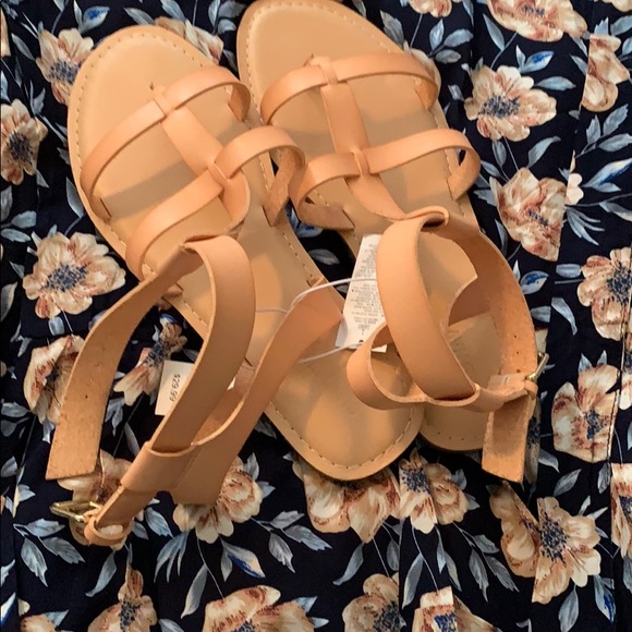 New!!! Size 9! - Picture 2 of 2